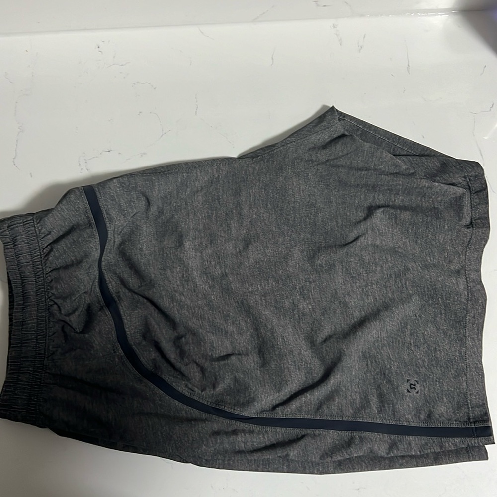 Men’s Lululemon 9” liner less Pace Breaker shorts